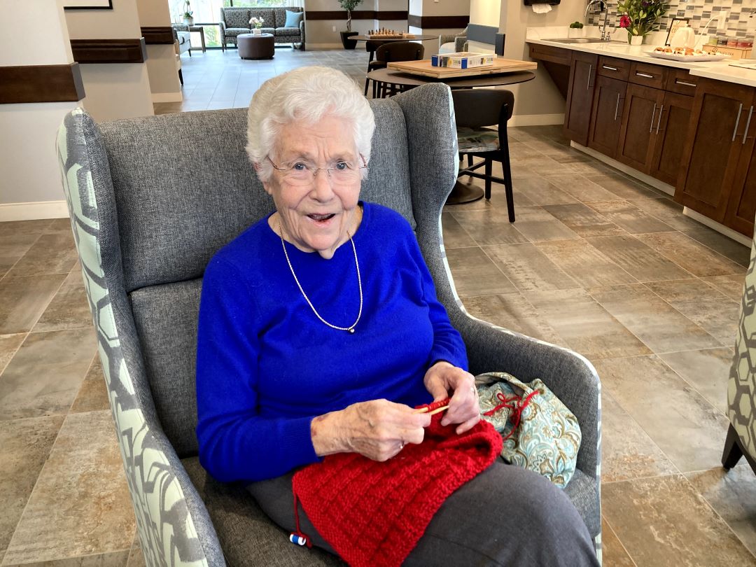 Mary, a Fieldstone of Bainbridge resident, smiling.